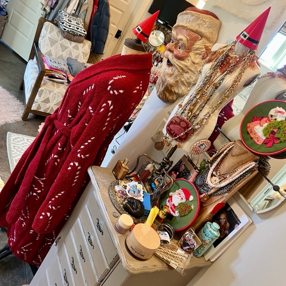 Luxurious POTTERY BARN Red Candy Cane Robe - Picture 3 of 16